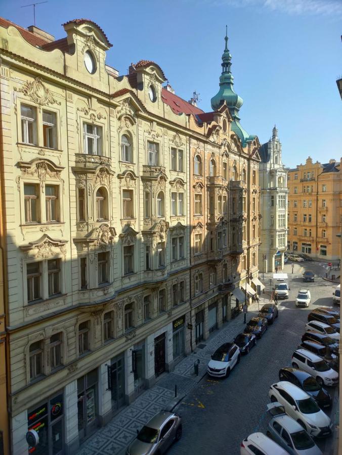 Antique Glam In Old Town Praag